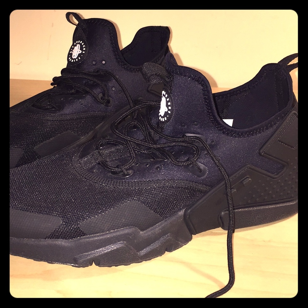 Black Nike Air Huaraches (Size 11.5)